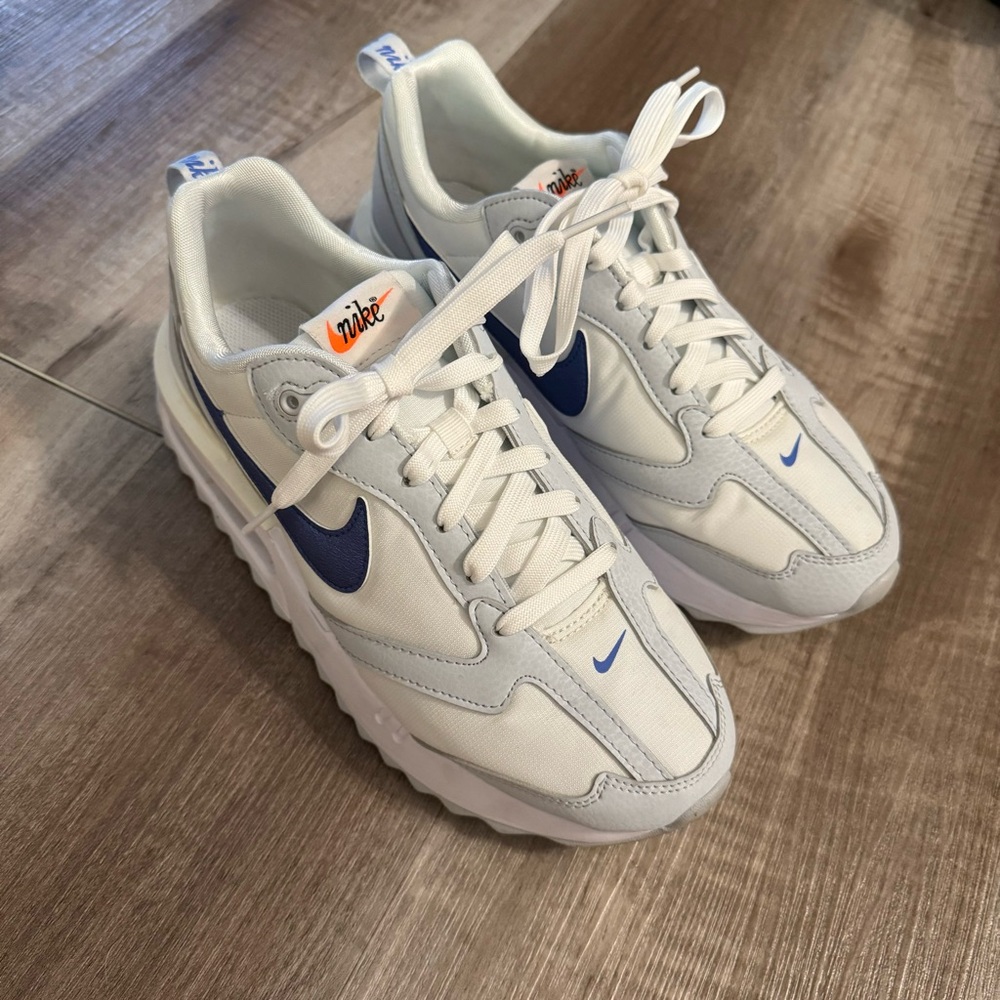Women’s Nike Air Max Dawn